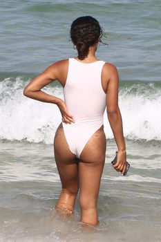 Сексуальный купальник Кристины Милиан на пляже Майами фото #6