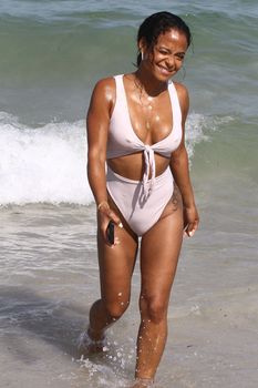 Сексуальный купальник Кристины Милиан на пляже Майами фото #7