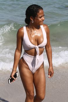Сексуальный купальник Кристины Милиан на пляже Майами фото #8