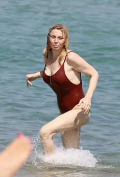 Соблазнительная Кортни Лав в сексуальном купальнике на пляже Сент-Тропе фото #2