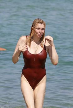 Соблазнительная Кортни Лав в сексуальном купальнике на пляже Сент-Тропе фото #6