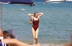Соблазнительная Кортни Лав в сексуальном купальнике на пляже Сент-Тропе фото #10