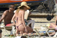 Соблазнительная попка Даутцен Крёз в сексуальном бикини на Ибице фото #12