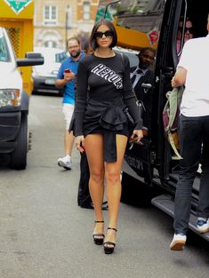 Красотка Дуа Липа без лифчика и в короткой юбочке на улицах Нью-Йорка фото #5