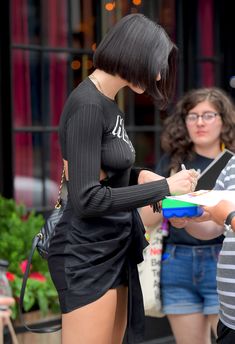 Красотка Дуа Липа без лифчика и в короткой юбочке на улицах Нью-Йорка фото #8