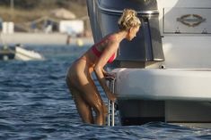Красивая Эльза Хоск в ярком купальнике на яхте фото #8