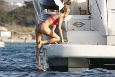 Красивая Эльза Хоск в ярком купальнике на яхте фото #10