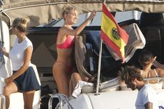 Красивая Эльза Хоск в ярком купальнике на яхте фото #12