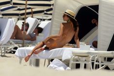 Горячая Эмили Ратаковски в сексуальном бикини на пляже Майами фото #18
