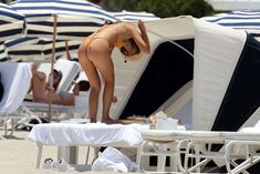Горячая Эмили Ратаковски в сексуальном бикини на пляже Майами фото #19