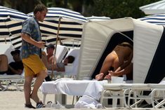 Горячая Эмили Ратаковски в сексуальном бикини на пляже Майами фото #21