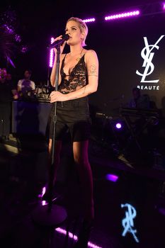Красотка Холзи засветила сиськи в прозрачном наряде на YSL Beauty Festival фото #4