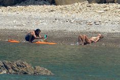 Красотка Хайди Клум топлесс на пляже в Италии фото #1