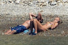 Красотка Хайди Клум топлесс на пляже в Италии фото #4