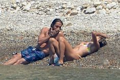 Красотка Хайди Клум топлесс на пляже в Италии фото #8