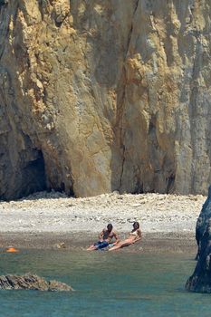Красотка Хайди Клум топлесс на пляже в Италии фото #10