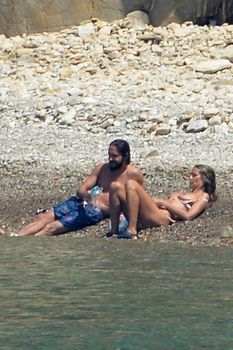 Красотка Хайди Клум топлесс на пляже в Италии фото #11