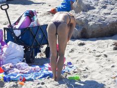 Красивая попка Дженны Дуан в бикини на пляже Малибу фото #1