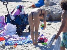 Красивая попка Дженны Дуан в бикини на пляже Малибу фото #2