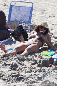 Красивая попка Дженны Дуан в бикини на пляже Малибу фото #3