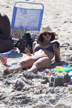 Красивая попка Дженны Дуан в бикини на пляже Малибу фото #5