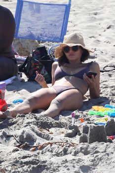 Красивая попка Дженны Дуан в бикини на пляже Малибу фото #6