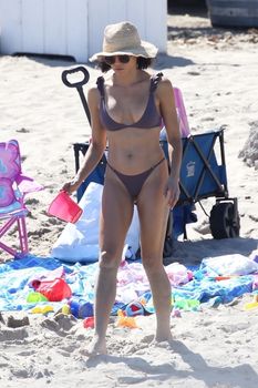 Красивая попка Дженны Дуан в бикини на пляже Малибу фото #8