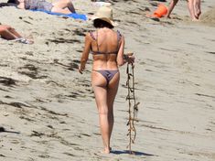 Красивая попка Дженны Дуан в бикини на пляже Малибу фото #10