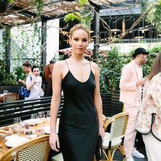 Торчащие соски Дженнифер Лоуренс сквозь платье на мероприятии в Нью-Йорке фото #2
