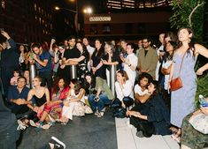 Торчащие соски Дженнифер Лоуренс сквозь платье на мероприятии в Нью-Йорке фото #7