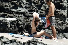 Красотка Кира Найтли топлесс на пляже в Италии фото #2