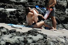 Красотка Кира Найтли топлесс на пляже в Италии фото #5