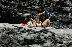 Красотка Кира Найтли топлесс на пляже в Италии фото #7