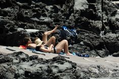 Красотка Кира Найтли топлесс на пляже в Италии фото #8