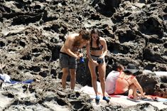 Красотка Кира Найтли топлесс на пляже в Италии фото #9