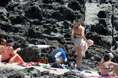 Красотка Кира Найтли топлесс на пляже в Италии фото #10