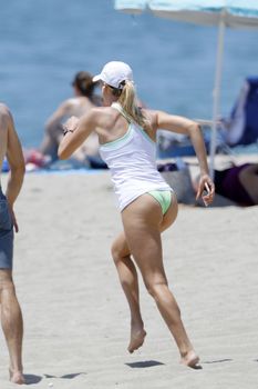Красотка Келли Рорбах в ярком бикини на пляже Малибу фото #19