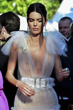 Голая грудь Кендалл Дженнер в абсолютно прозрачном наряде на Каннском кинофестивале фото #3