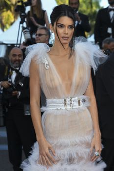 Голая грудь Кендалл Дженнер в абсолютно прозрачном наряде на Каннском кинофестивале фото #4