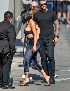 Торчащие соски Ким Кардашьян в сексуальном наряде на улицах Лос-Анджелеса фото #7