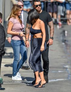 Торчащие соски Ким Кардашьян в сексуальном наряде на улицах Лос-Анджелеса фото #14