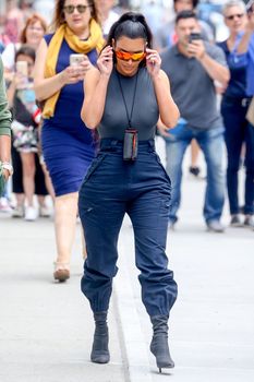 Аппетитные соски Ким Кардашьян в обтягивающем наряде на улицах Нью-Йорка фото #5