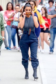 Аппетитные соски Ким Кардашьян в обтягивающем наряде на улицах Нью-Йорка фото #9