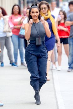 Аппетитные соски Ким Кардашьян в обтягивающем наряде на улицах Нью-Йорка фото #10