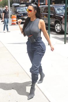 Аппетитные соски Ким Кардашьян в обтягивающем наряде на улицах Нью-Йорка фото #16