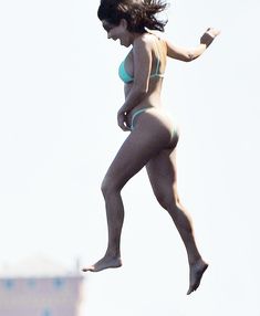 Соблазнительная Кортни Кардашян в бикини на пляже в Портофино фото #11