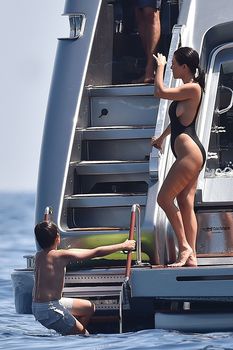 Соблазнительная Кортни Кардашян в красивом бикини на яхте в Италии фото #5