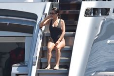 Соблазнительная Кортни Кардашян в красивом бикини на яхте в Италии фото #9