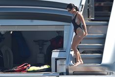 Соблазнительная Кортни Кардашян в красивом бикини на яхте в Италии фото #10