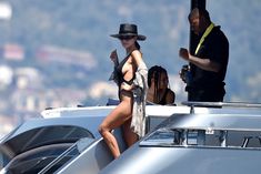 Соблазнительная Кортни Кардашян в красивом бикини на яхте в Италии фото #12